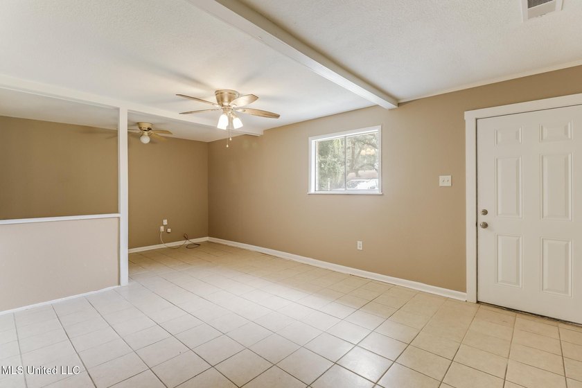 Welcome home! Charming and move-in ready! In a great location - photo 3