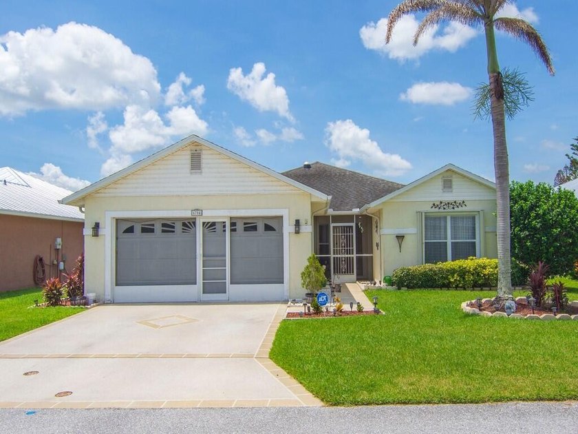Welcome to this beautifully maintained 3/2/2 lakefront home - photo 3