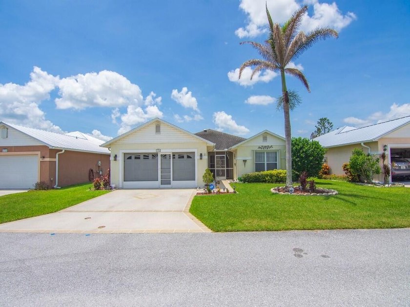 Welcome to this beautifully maintained 3/2/2 lakefront home - photo 4