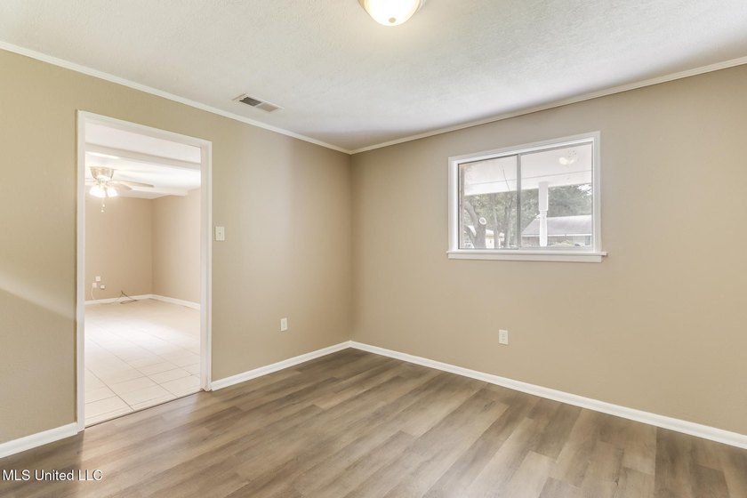Welcome home! Charming and move-in ready! In a great location - photo 6