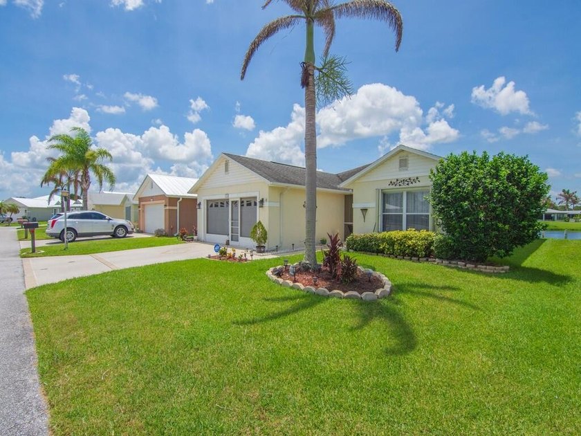 Welcome to this beautifully maintained 3/2/2 lakefront home - photo 6