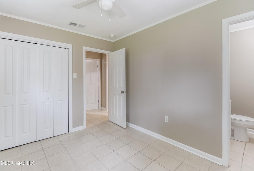 Welcome home! Charming and move-in ready! In a great location - photo 8