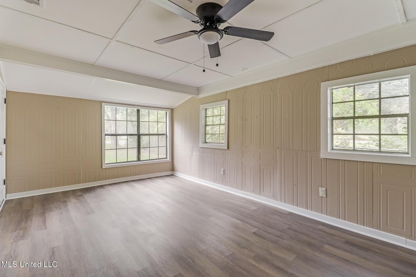 Welcome home! Charming and move-in ready! In a great location - photo 9