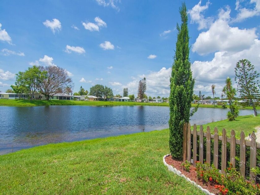 Welcome to this beautifully maintained 3/2/2 lakefront home - photo 9