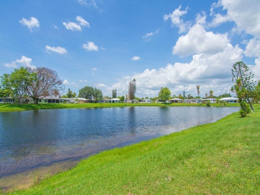 Welcome to this beautifully maintained 3/2/2 lakefront home - photo 10