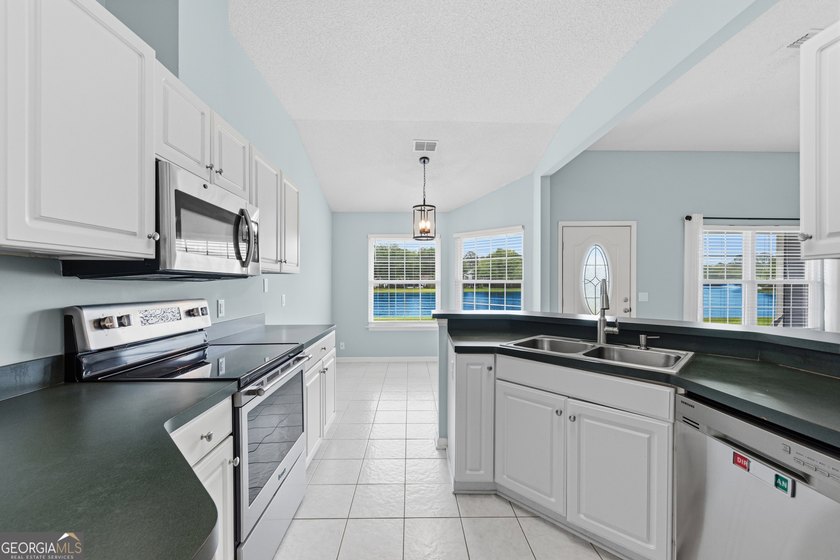 ****SELLERS ARE OFFERING 9,300 TOWARDS CLOSING COST WITH AN - photo 13