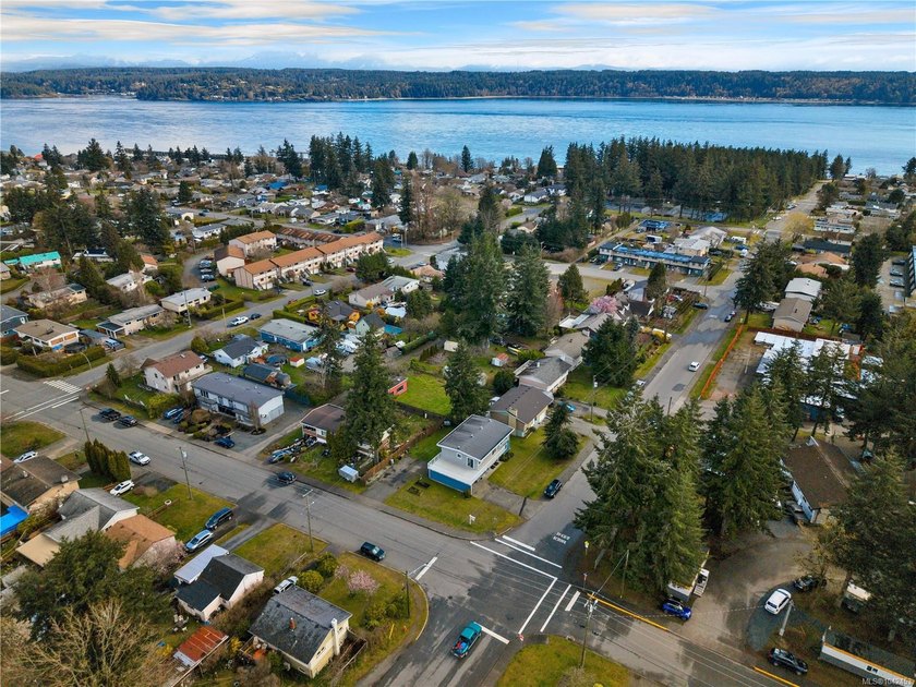 Family home, centrally located on a beautiful 0.25-acre lot just - photo 5