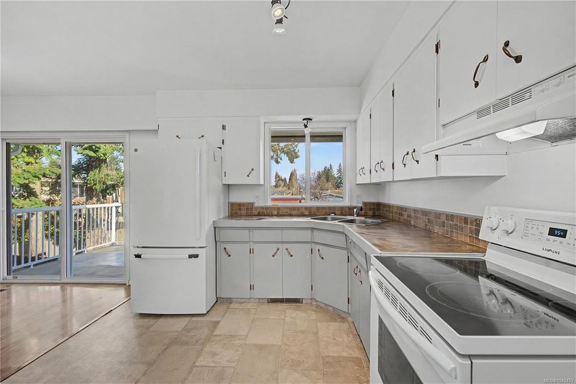 Family home, centrally located on a beautiful 0.25-acre lot just - photo 6