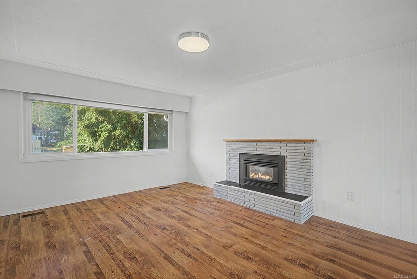 Family home, centrally located on a beautiful 0.25-acre lot just - photo 8