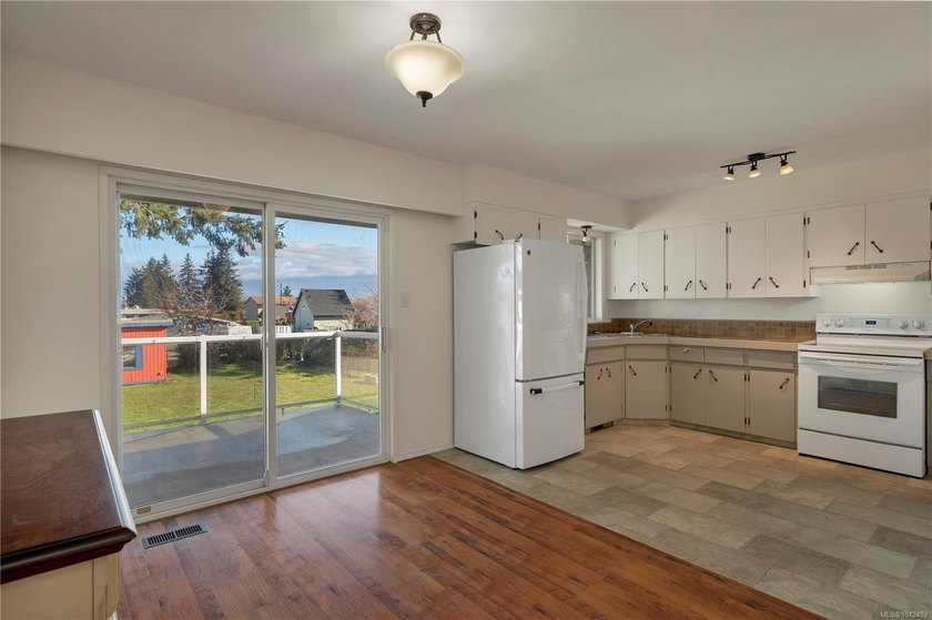 Family home, centrally located on a beautiful 0.25-acre lot just - photo 9