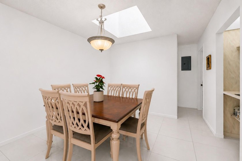 Move right into this beautifully maintained, fully furnished - photo 8