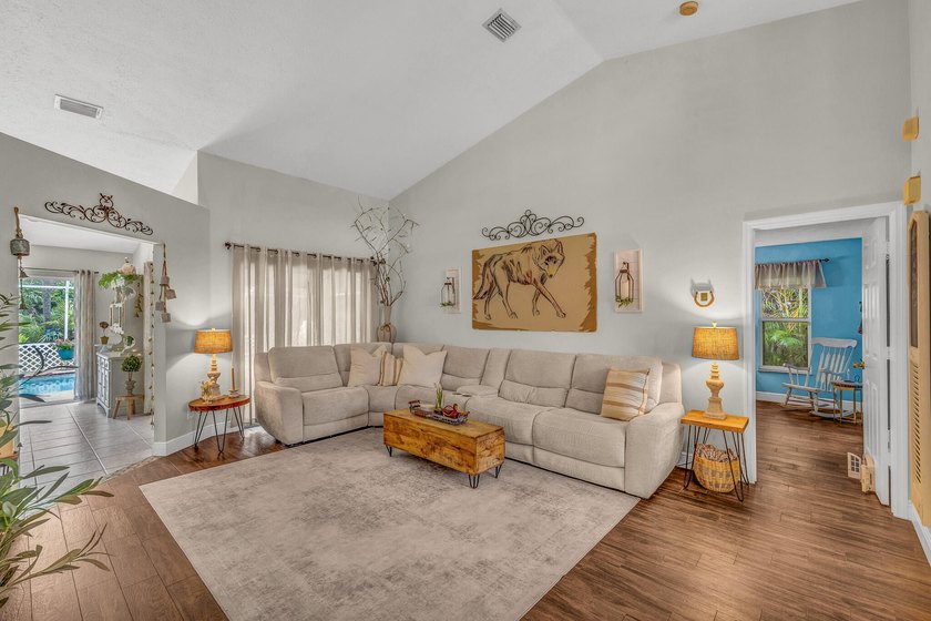 Welcome to your private 1 acre resort oasis! This 6 bedroom, 4 - photo 2