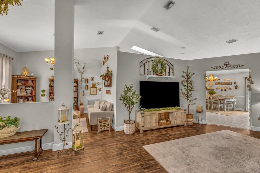 Welcome to your private 1 acre resort oasis! This 6 bedroom, 4 - photo 3