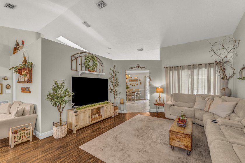 Welcome to your private 1 acre resort oasis! This 6 bedroom, 4 - photo 4