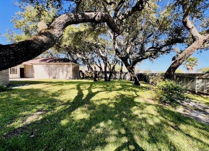 Updated 3 bedroom, 2 bath Country Club home on a corner lot! The - photo 19