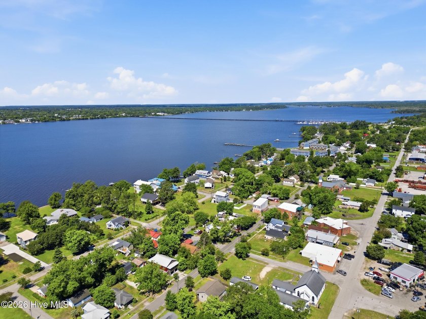 Discover this exceptional custom-built cottage-style retreat - photo 29