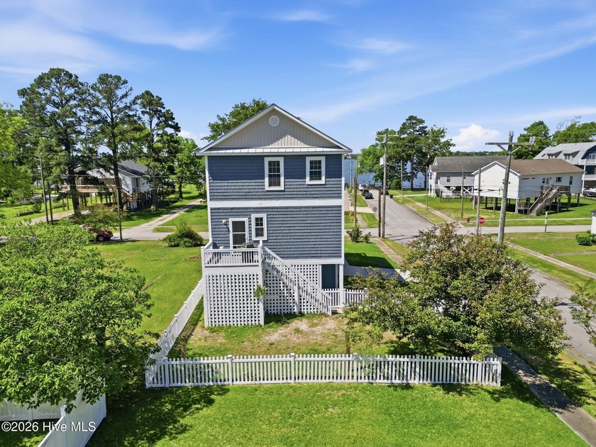 Discover this exceptional custom-built cottage-style retreat - photo 30