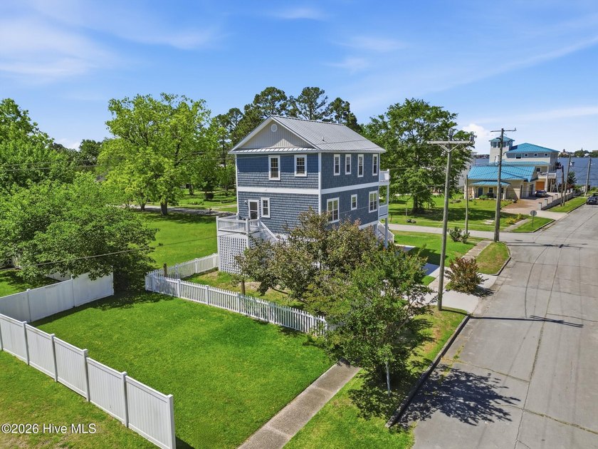 Discover this exceptional custom-built cottage-style retreat - photo 32