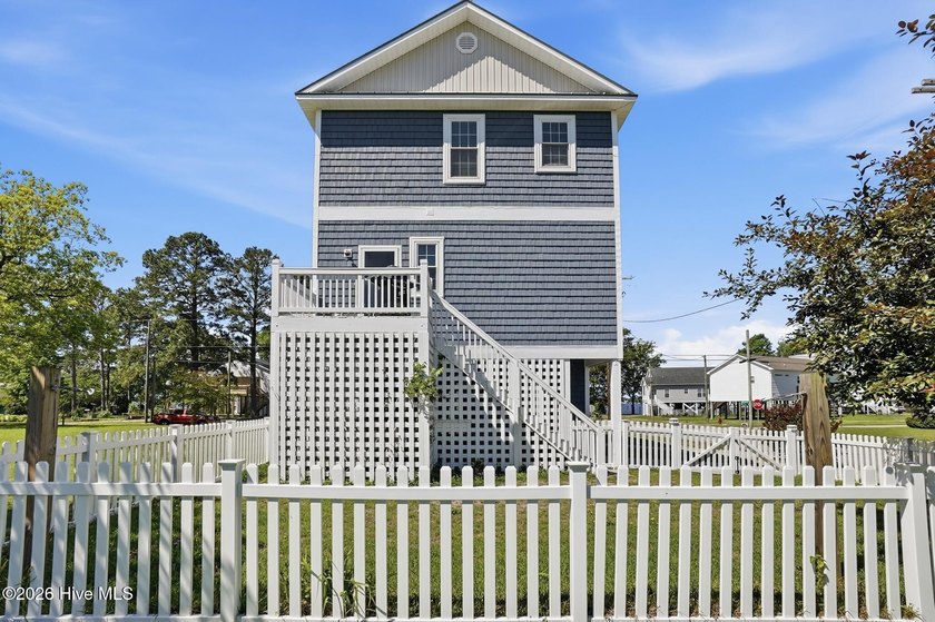 Discover this exceptional custom-built cottage-style retreat - photo 46