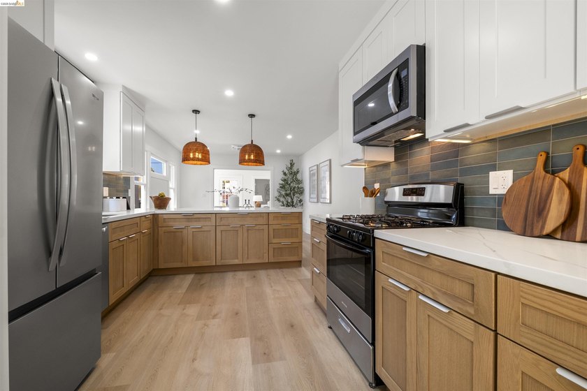 Contemporary style meets exceptional craftsmanship in this - photo 9