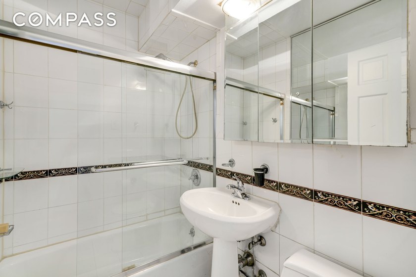 Spacious, bright and pet-friendly 2 bedroom is now available in - photo 13
