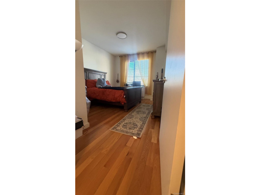 Beautifully maintained large 1 bedroom, 1 bath gourmet kitchen - photo 13