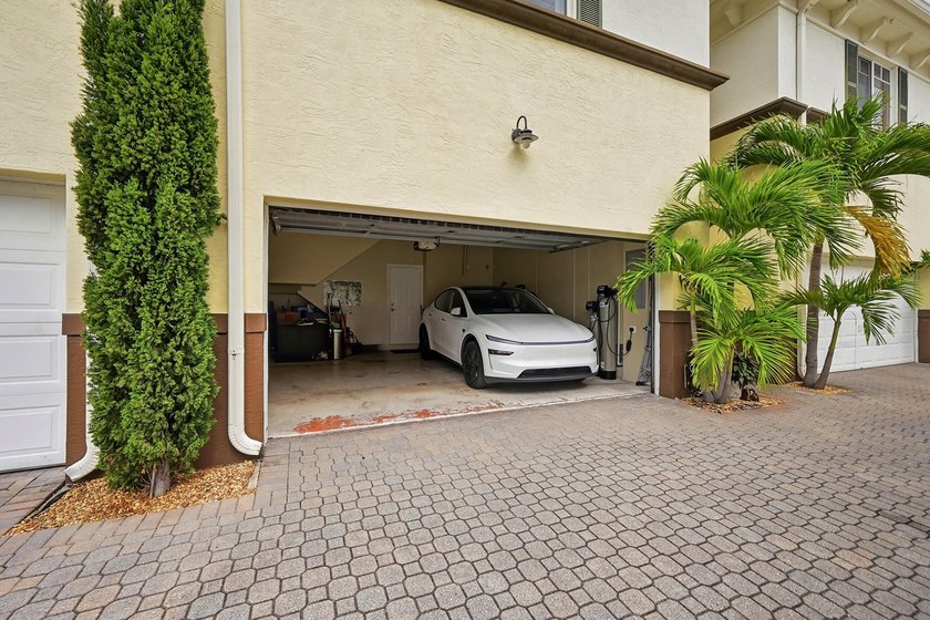 Nestled in the vibrant heart of Lake Worth Beach, this spacious - photo 29