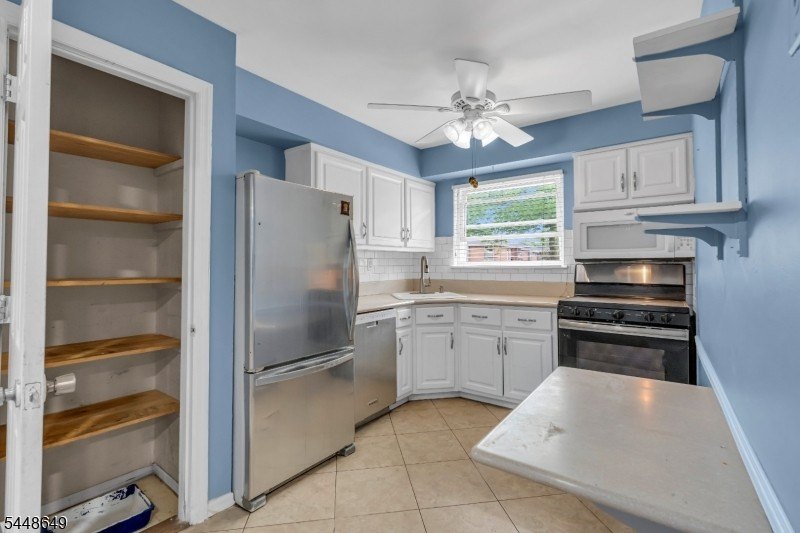 Welcome to this beautifully maintained, 2-bedroom, 1-bath - photo 3