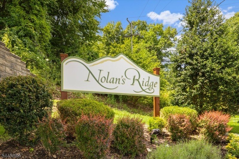 Welcome to a true GEM! Beautifully maintained colonial w/apprx - photo 2
