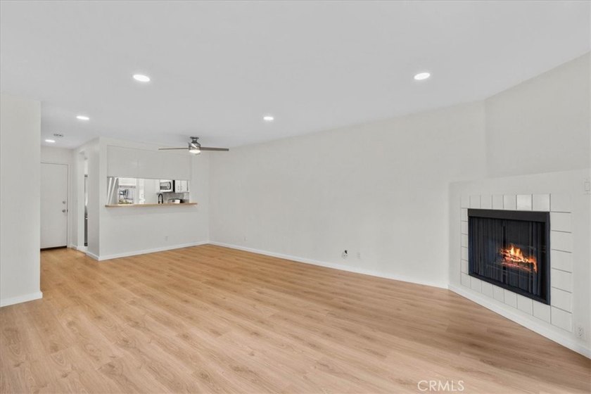 Welcome to effortless downtown living in this beautifully - photo 3