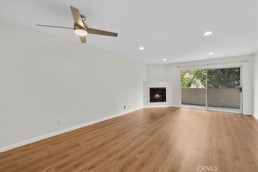 Welcome to effortless downtown living in this beautifully - photo 4
