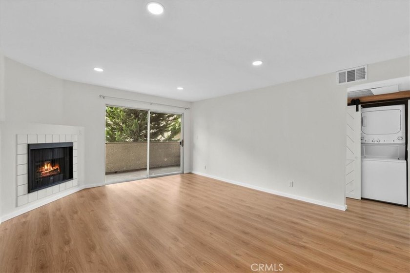 Welcome to effortless downtown living in this beautifully - photo 5
