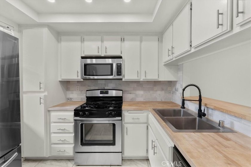 Welcome to effortless downtown living in this beautifully - photo 7
