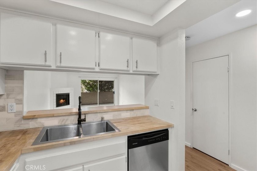 Welcome to effortless downtown living in this beautifully - photo 9
