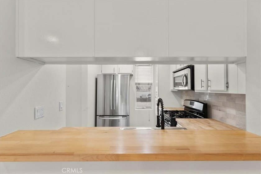 Welcome to effortless downtown living in this beautifully - photo 10
