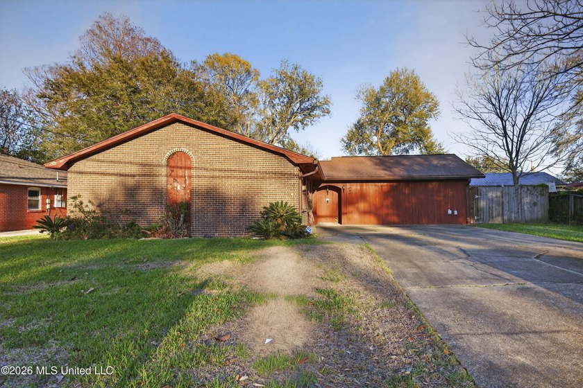 PRICED THOUSANDS BELOW APRRAISED VALUE... Located less than a - photo 2