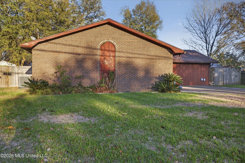 PRICED THOUSANDS BELOW APRRAISED VALUE... Located less than a - photo 4