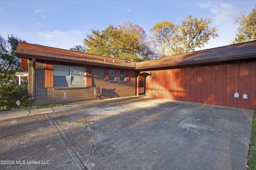 PRICED THOUSANDS BELOW APRRAISED VALUE... Located less than a - photo 5