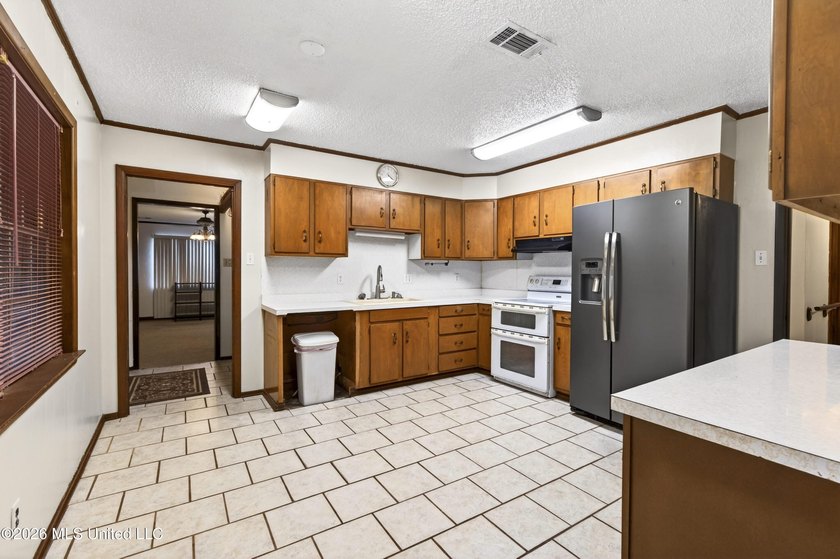 PRICED THOUSANDS BELOW APRRAISED VALUE... Located less than a - photo 6