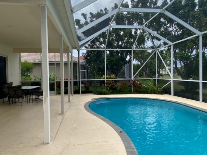 Beautiful 4-bedroom, 2.5-bath two-story lakefront home with a - photo 3