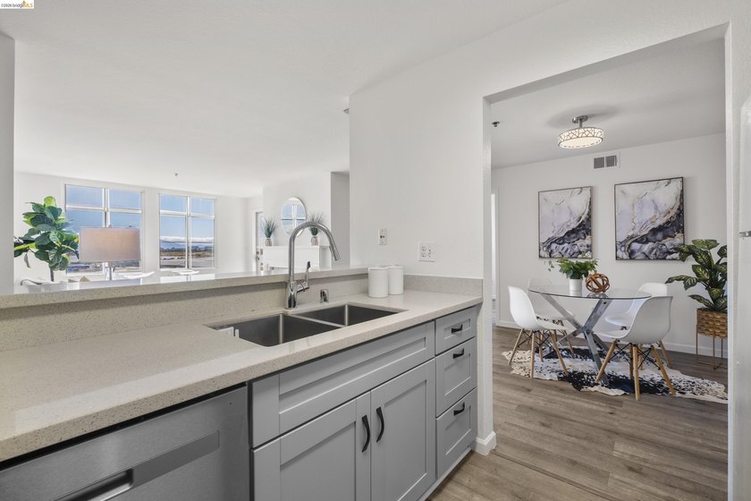 Welcome home to this beautifully updated 2-bedroom, 2-bath - photo 6