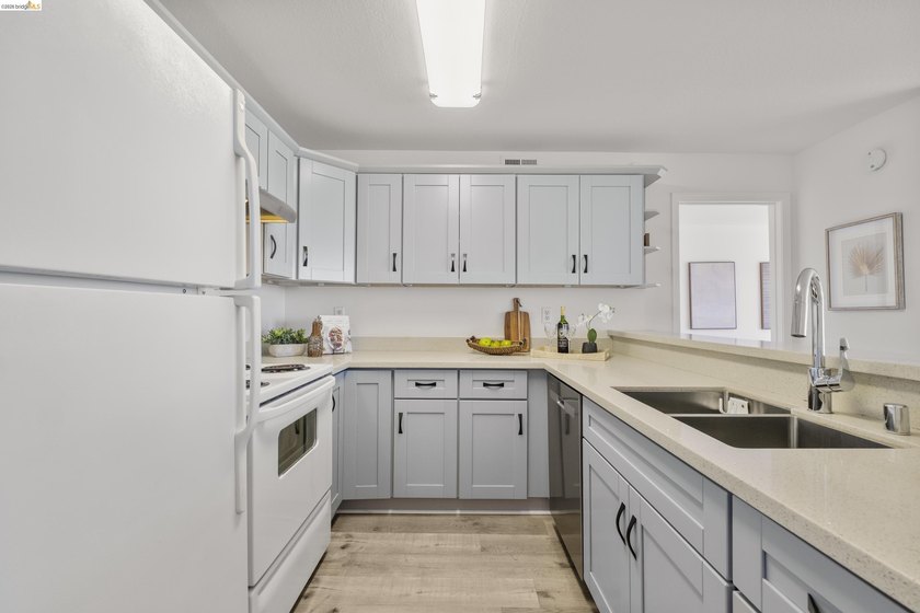 Welcome home to this beautifully updated 2-bedroom, 2-bath - photo 8