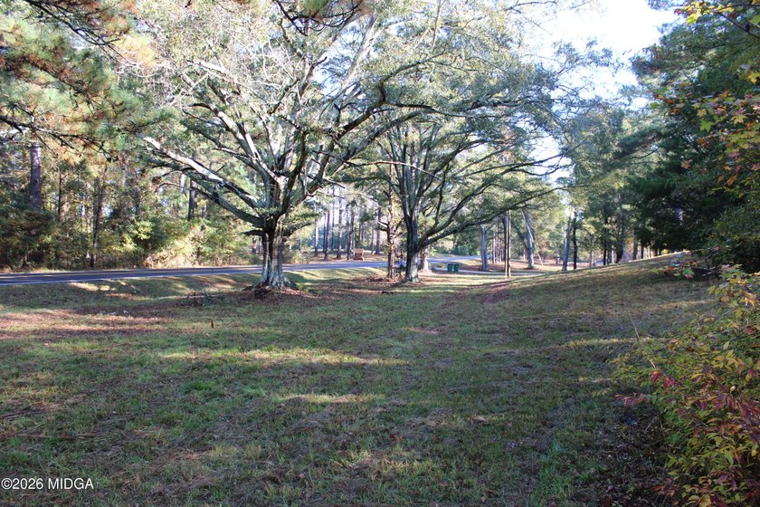 Very Rare Offering on the Beautiful Shores of Lake Oconee. 8.16 - photo 18