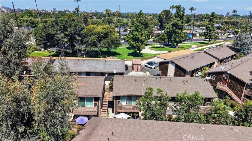 Welcome to this beautifully maintained 1-bedroom, 1-bath - photo 2
