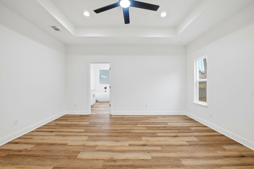 This semi-custom home offers a spacious living with 4 bedrooms - photo 20