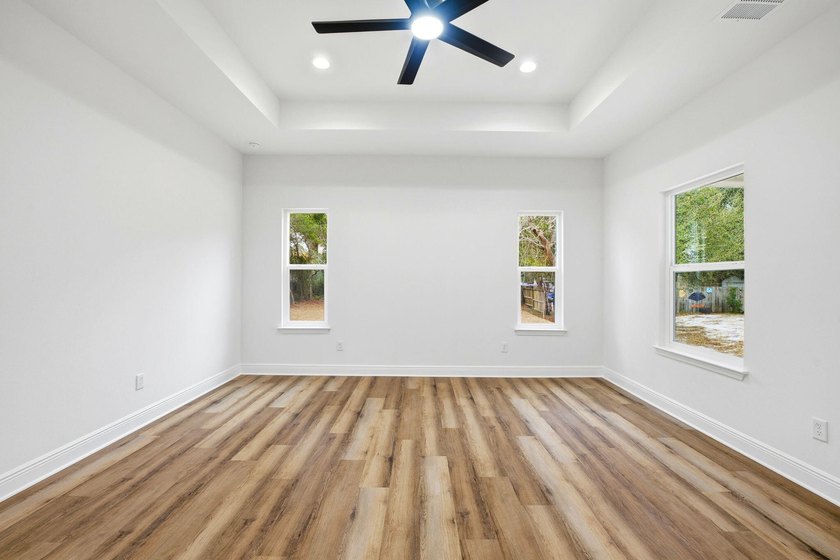 This semi-custom home offers a spacious living with 4 bedrooms - photo 21