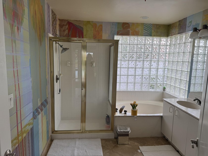Welcome to this charming four-bedroom, three-bathroom - photo 11