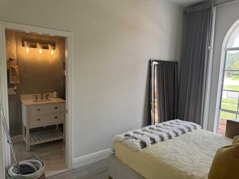 Welcome to this charming four-bedroom, three-bathroom - photo 13