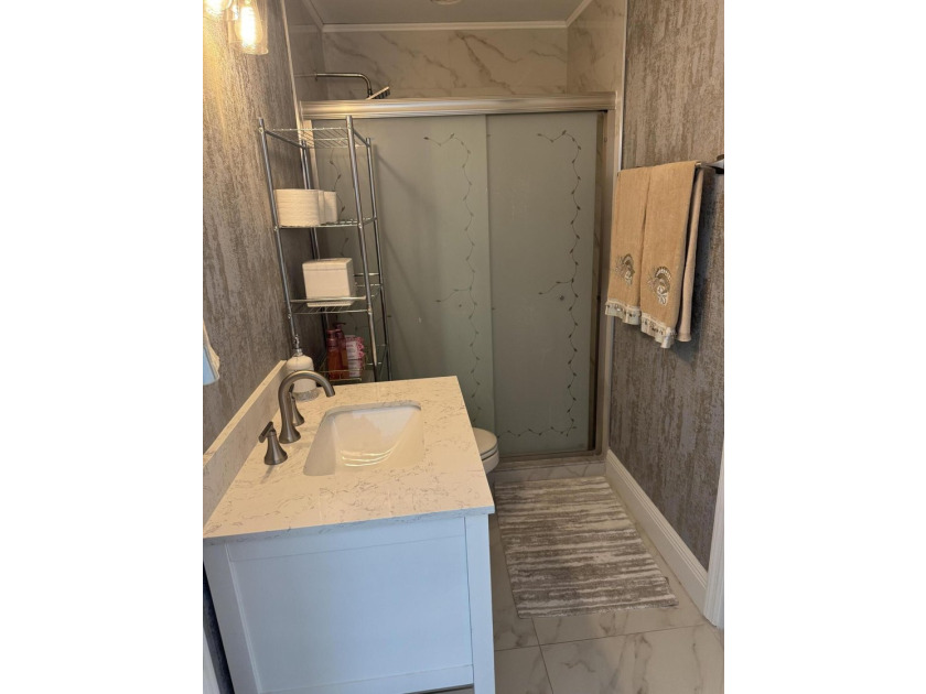 Welcome to this charming four-bedroom, three-bathroom - photo 15