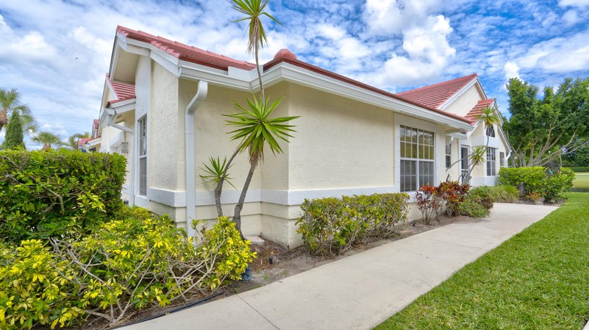 Beautifully Remodeled 2 Bedroom / 2 Bathroom Villa in - photo 16